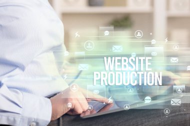 Web Sitesi Prodüksiyon Yazıtı, modern teknoloji kavramını araştıran bir tabletin yakın plan görüntüsü