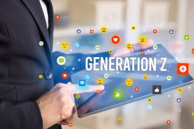 Sosyal medya simgeleri ve GENERATION Z yazıtlarıyla multimedya oynayan işadamını kapat