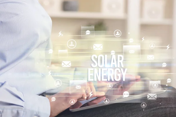 Detailní Záběr Tabletu Hledajícího Nápis Solar Energy Moderní Koncept Technologie — Stock fotografie