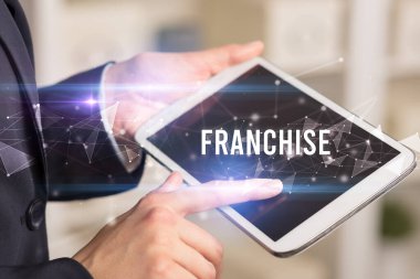 FRANCHISE yazıtları ve modern iş teknolojisi kavramını kullanarak elleri kapat