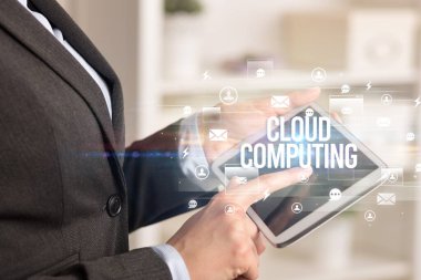 Bir tabletin yakın plan araması CLOUD yazıt, modern teknoloji konsepti