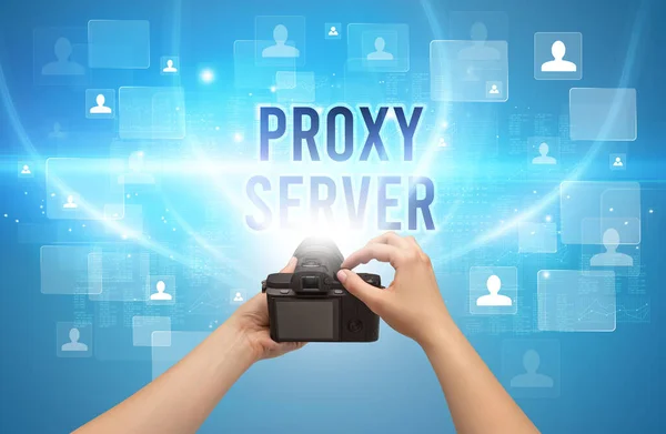 Närbild Handhållen Kamera Med Proxy Server Inskription Videoövervakningskoncept — Stockfoto