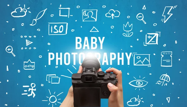 デジタルカメラとBaby写真の碑文で手の写真を撮る カメラの設定コンセプト — ストック写真