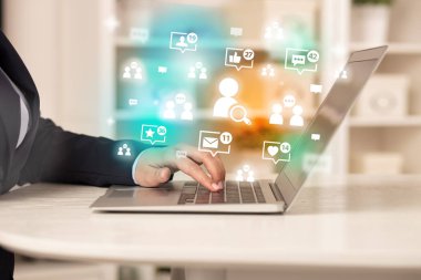 Dizüstü bilgisayarında arama yapan genç insan simgeleri, sosyal medya kavramı