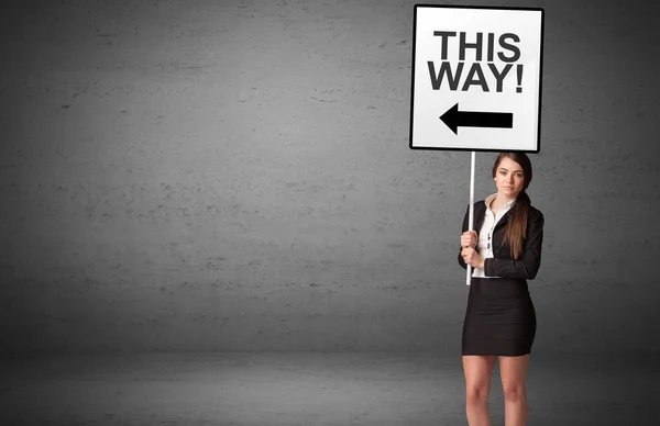 Zakelijke Persoon Met Een Verkeersbord Met Deze Way Inscriptie Nieuw — Stockfoto