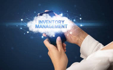 Dişi el akıllı telefona dokunuyor InVENTORY MANAGEMENT yazıtları, bulut iş konsepti