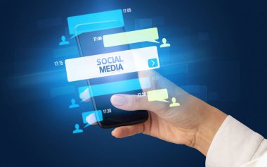 SOCIAL MEDIA yazıtlı, sosyal ağ kavramlı akıllı telefondan kadın el yazısı