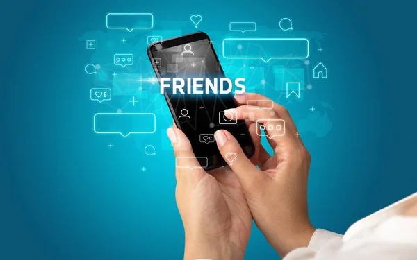 Vrouwelijke Hand Typen Smartphone Met Vrienden Inscriptie Social Media Concept — Stockfoto