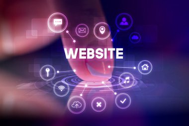 Web teknolojisi simgeleri ve web sitesi yazıtları ile tablete dokunmak, web teknolojisi kavramı