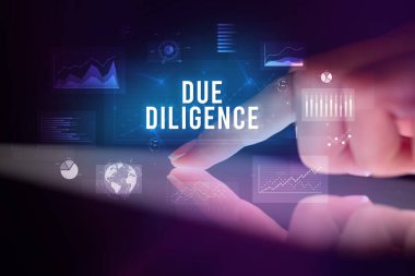 Tablete çizelgeler ve DUE DILIGENCE yazıtları ile dokunmak, iş konsepti