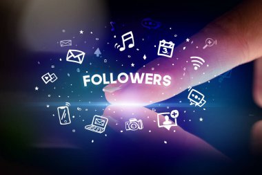 Çizilmiş sosyal medya simgeleri ve takipçileri yazıtı, sosyal ağ konsepti ile parmak temas tableti