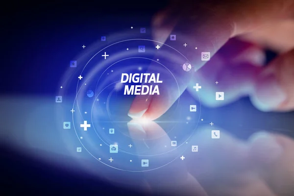 Tablet Mit Fingerberührung Mit Social Media Ikonen Und Digital Media — Stockfoto