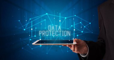 Tablet üzerinde çalışan genç iş adamı dijital işareti gösteriyor: Veri Protokolü