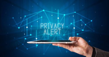 Tablet üzerinde çalışan genç iş adamı dijital işareti gösteriyor: ÖZEL ALERT