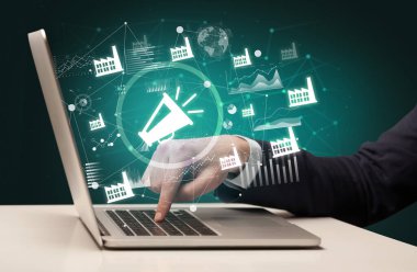 Bilgisayarda çalışan iş adamı ekrandan megafon simgeleri çıkıyor, başarılı iş konsepti