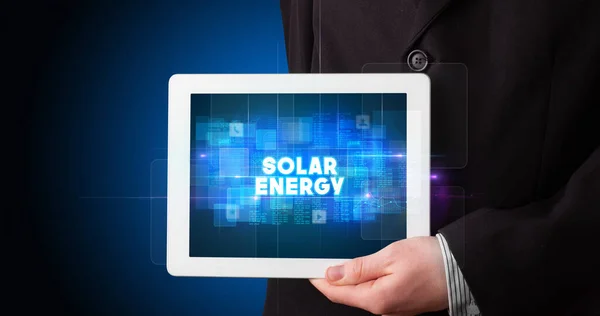 Jonge Zakenman Die Tablet Werkt Inscriptie Solar Energy Toont — Stockfoto