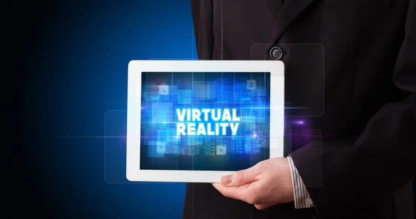 Jovem Empresário Trabalhando Tablet Mostra Inscrição Realidade Virtual — Fotografia de Stock