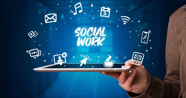 Giovane Imprenditore Che Lavora Tablet Mostra Iscrizione Social Work — Foto Stock