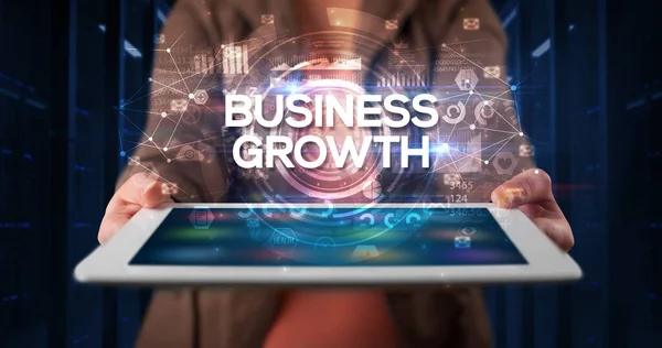 Молода Ділова Людина Працює Планшеті Показує Напис Business Growth Бізнес — стокове фото