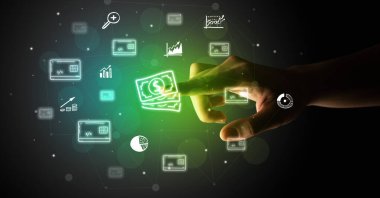 İş adamı parmağı ekranda elle çizilmiş nakit para simgeleri ile multimedya arayüzüne dokunuyor