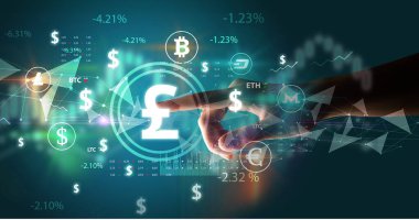 İş adamı multimedya dokunmatik ekran fütüristik konsepti üzerinde pound simgesini elle itiyor