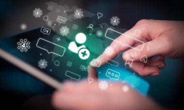 Arkadaşlık isteği simgeleri içeren tablet kullanan bir elin kapatılması, sosyal medya kavramı