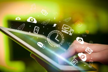 Elle çizilmiş bir dokunmatik ekrana yakın çekim simgeler, dijital dönem kavramıdır