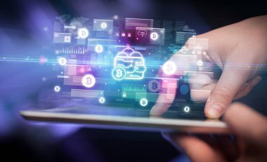 İçinden bitcoin cüzdan simgeleri çıkan tablet kullanan bir elin yakın çekimi, dijital para birimi kavramı