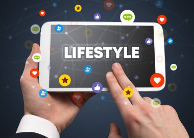 LIFESTYLE yazıtları, sosyal ağ konsepti ile dokunmatik ekranın yakın plan görüntüsü