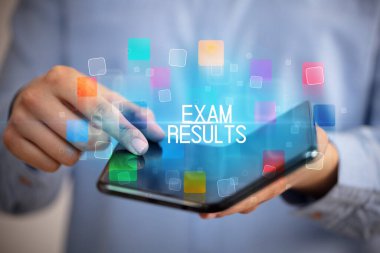 Elinde katlanabilir bir akıllı telefon tutan genç adam Sınav Sonuçları, yazıtlar, eğitim konsepti