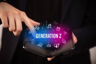Katlanabilir bir akıllı telefonu olan işadamı Z GENERATION yazıtlı, sosyal medya kavramına sahip