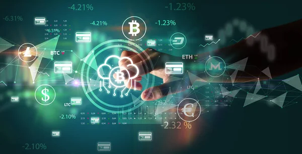 Multimedya dokunmatik ekran fütüristik kavram üzerinde bulut sembolü içinde Bitcoin 'i iten iş adamı