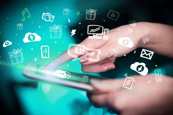 Elle çizilmiş tarama simgeleriyle bir dokunmatik ekranın yakın plan görüntüsü, dijital dönem kavramı