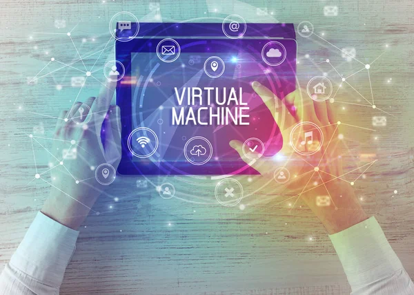 Close Van Een Tablet Met Virtual Machine Inscriptie Innovatief Technologieconcept — Stockfoto
