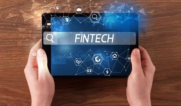 Bir tabletin yakın plan araması FINTECH yazıtları, yüksek teknoloji bilgisayar kavramı
