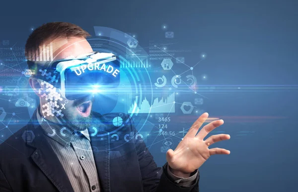 Geschäftsmann Blickt Durch Virtual Reality Brille Mit Upgrade Aufschrift Innovatives — Stockfoto