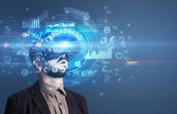 Zakenman Zoek Door Virtual Reality Bril Met Broadband Inscriptie Innovatieve — Stockfoto