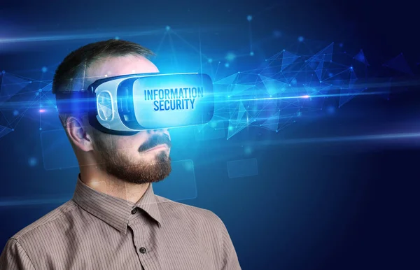 Hombre Negocios Mirando Través Gafas Realidad Virtual Con Inscripción Información —  Fotos de Stock