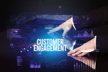 İşadamı CUSTOMER ENGAGEMENT yazıtları, siber iş konsepti ile büyük ekrana dokunuyor