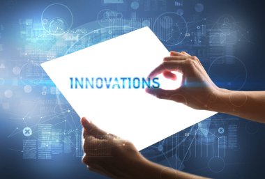 El işi fütüristik tablet içinde INNOVATIONS yazıtlar, yeni teknoloji kavramı