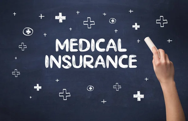 黒板に白いチョークで手描き医療保険碑文 医療の概念 — ストック写真