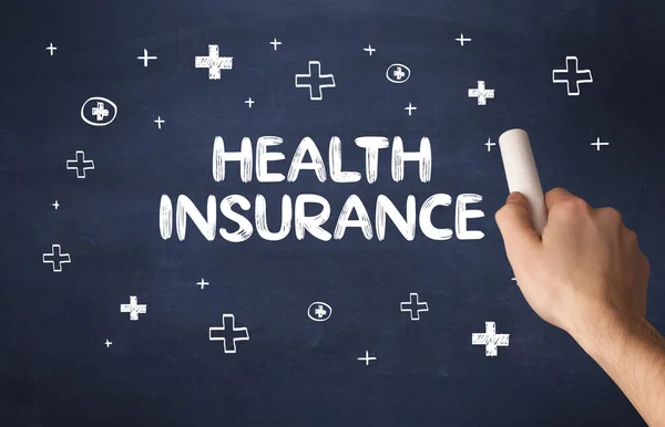 黒板に白いチョークで手描き健康保険の碑文 医療の概念 — ストック写真