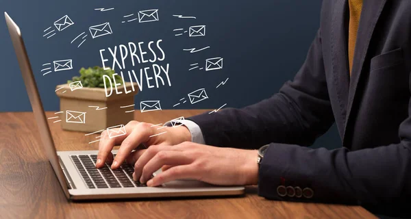 Επιχειρηματίας Που Εργάζονται Φορητό Υπολογιστή Επιγραφή Express Delivery Online Ψώνια — Φωτογραφία Αρχείου