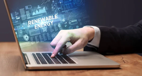 Biznesmen Pracujący Laptopie Napisem Energia Odnawialna Koncepcja Cybertechnologii — Zdjęcie stockowe