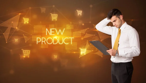 ショッピングカートのアイコンと新製品の碑文を持つビジネスマン オンラインショッピングコンセプト — ストック写真