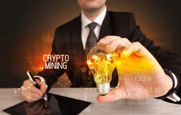 具有Crypto采矿题名 商业技术概念的商人手持灯泡 — 图库照片