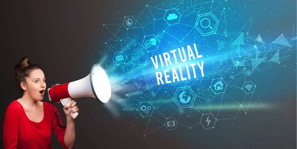 Молодая Женщина Кричит Мегафоне Virtual Reality Надписью Современная Технология Объявление — стоковое фото
