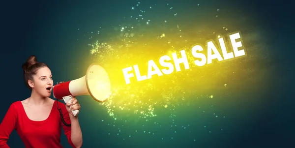 Mujer Joven Gritando Altavoz Con Inscripción Flash Sale Concepto Medios —  Fotos de Stock