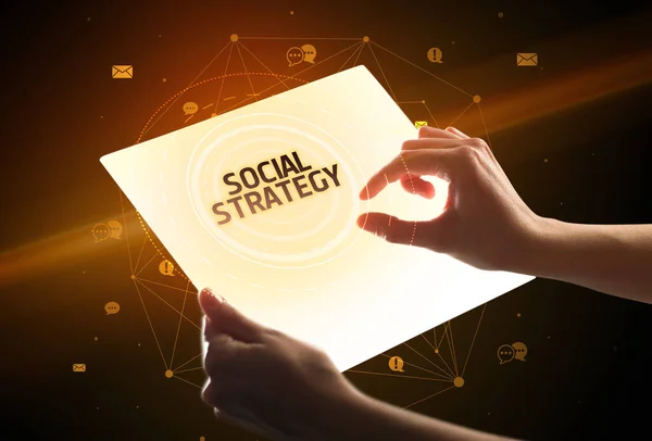 Tenere Tavoletta Futuristica Con Iscrizione Strategia Sociale Concetto Social Media — Foto Stock