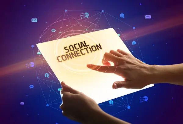 Sostiene Tableta Futurista Con Inscripción Conexión Social Concepto Redes Sociales —  Fotos de Stock